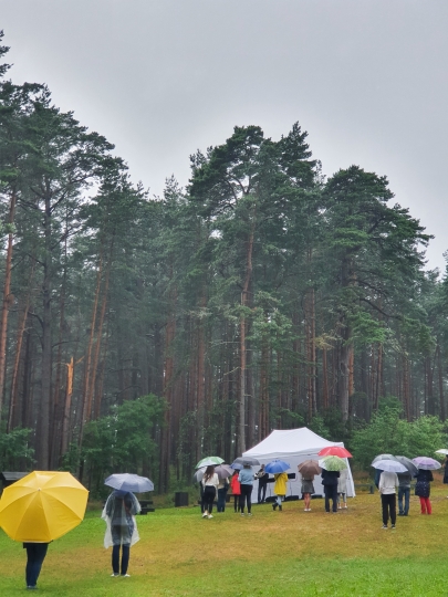 Noskaņu muzikālais vakars Bernātos zem lietussargiem