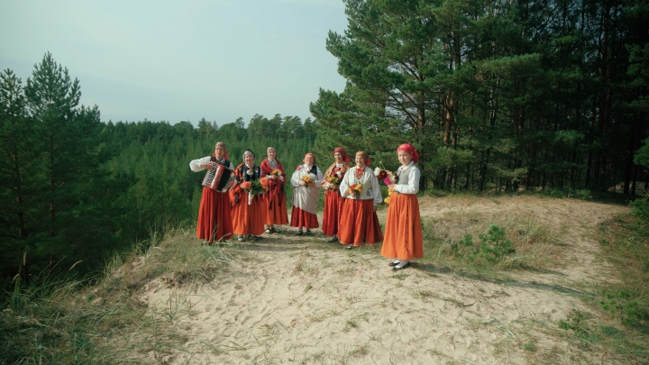 VIDEO: Nīcas etnogrāfiskais ansamblis - “Redz kur jāja duj bajāri”