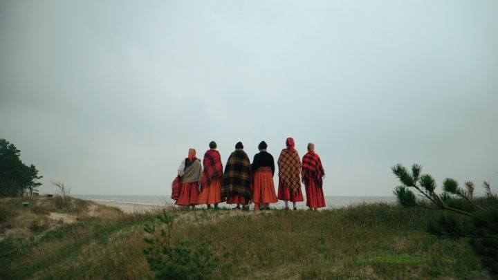 VIDEO: Nīcas etnogrāfiskais ansamblis - “Cik nemierīgi pūš tie vēji”