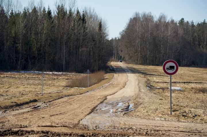 Šķīdoņa dēļ masas ierobežojumi ieviesti arī Nīcas novada valsts autoceļu posmos