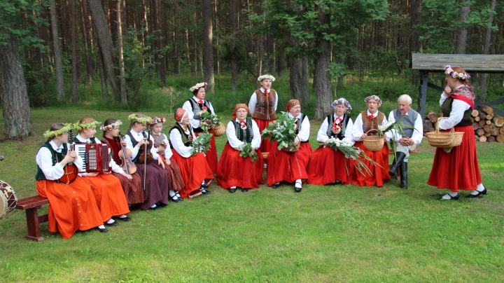 No Saulgriežiem Bernātos līdz Jāņu zaļumballei Rudē