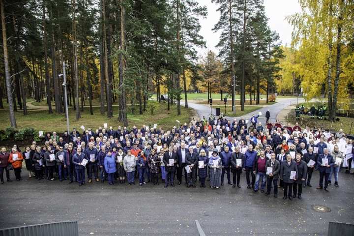 Pašvaldību pārstāvji stāda rododendrus Mežaparkā