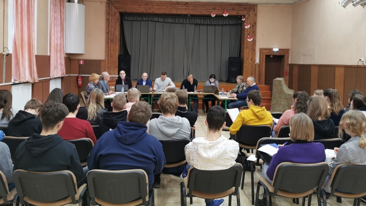 Domes sēde notiek Nīcas vidusskolā